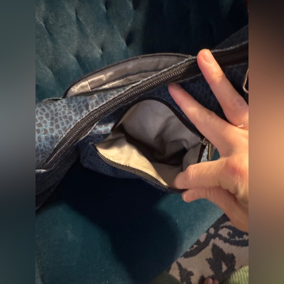 Travelon Anti-Theft Classic Essential Messenger Bag in Blue Snake EUC - Picture 4 of 5